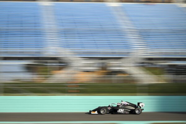 Douglas lays down a marker at Homestead-Miami-2